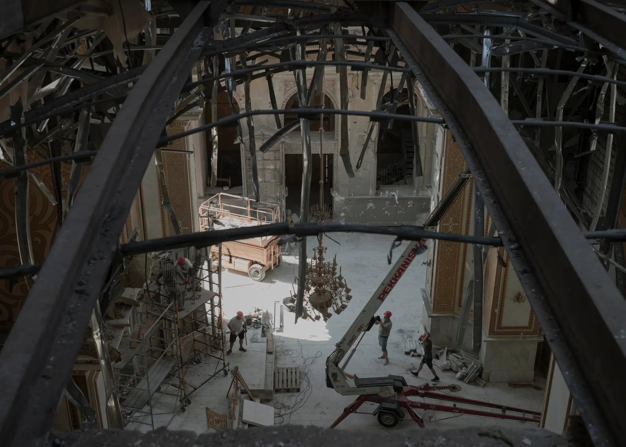 Будівельники розбирають завали Спасо-Преображенського собору в Одесі через два дні після того, як він був уражений російськими ракетами